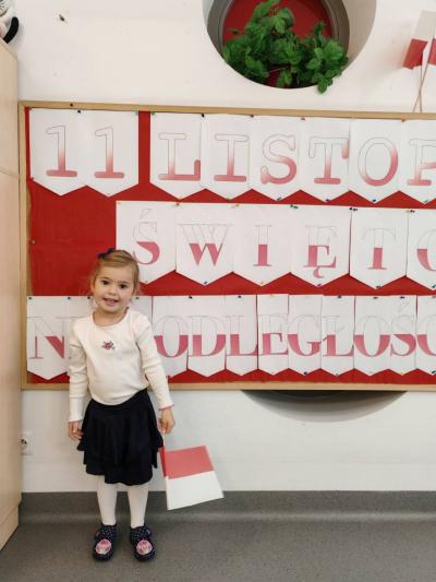 Dziewczynka na tle tablicy pozuje do zdjecia (6).jpg