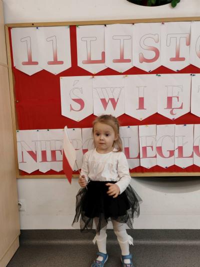 Dziewczynka na tle tablicy pozuje do zdjecia (7).jpg