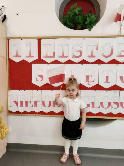 Dziewczynka na tle tablicy pozuje do zdjecia (8).jpg