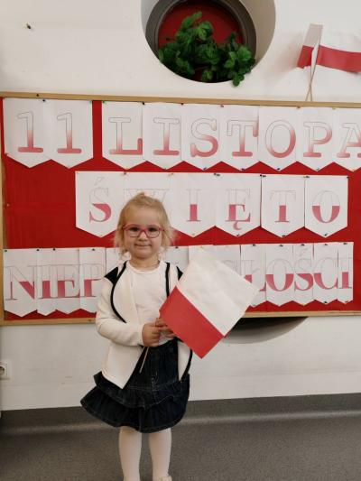 Dziewczynka na tle tablicy pozuje do zdjecia (9).jpg