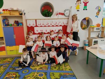 Grupa dzieci pozuje do zdjęcia.jpg