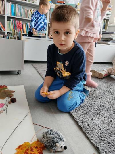 Chłopczyk siedzi na dywanie.jpg