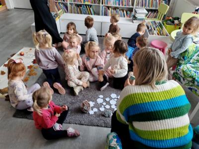 Dzieci słuchaja bajki.jpg