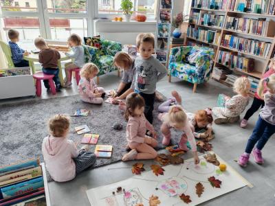 Dzieci siedza na dywanie (2).jpg