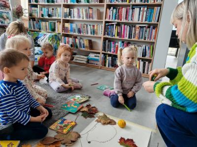 Dzieci siedza na dywanie.jpg