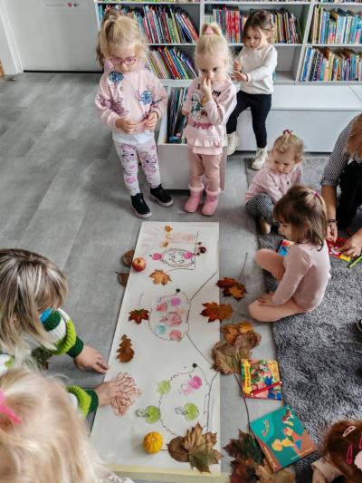 Dzieci wykonują prace.jpg