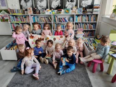 Grupa dzieci pozuje do zdjecia.jpg