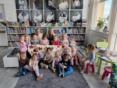 Grupa dzieci wraz z paniami pozuje do zdjecia.jpg