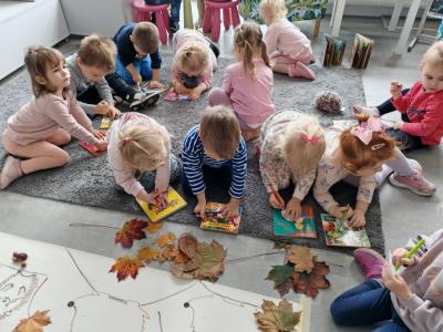 Grupa dzieci wykonuje jesienny obrazek (1).jpg