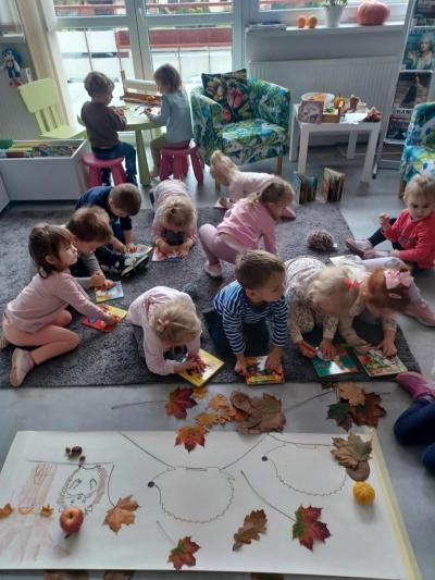 Grupa dzieci wykonuje jesienny obrazek (2).jpg