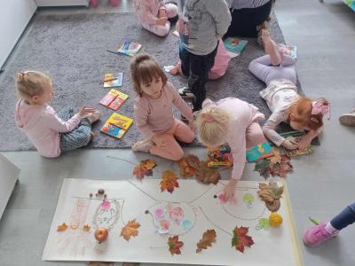 Grupa dzieci wykonuje jesienny obrazek.jpg