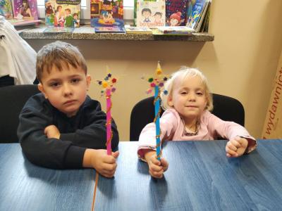 Chłopiec i dziewczynka z różdżkami..jpg