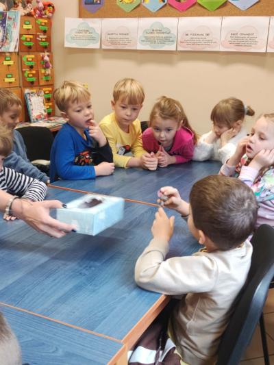 Chłopiec losuje przedmiot związany z bajką..jpg