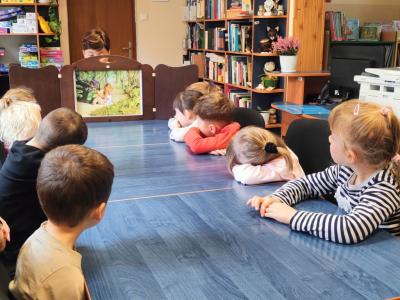 Dzieci oglądają teatrzyk kamishibai Złotowłosa i trzy niedźwiadki..jpg