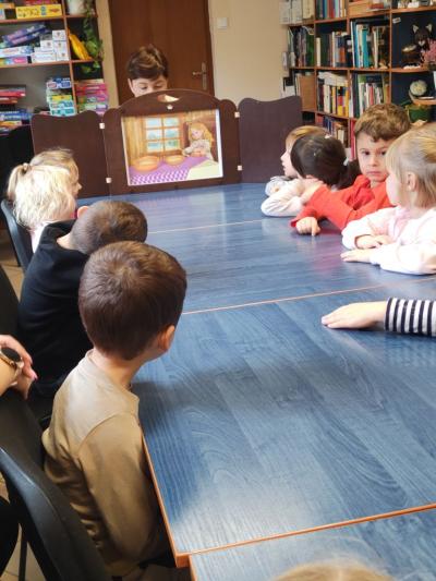 Dzieci oglądają teatrzyk kamishibai..jpg