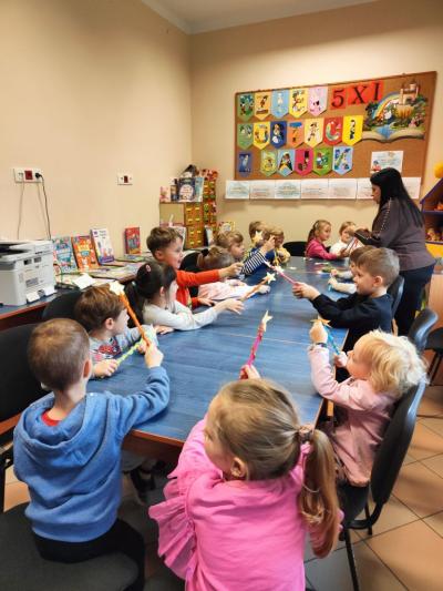 Dzieci ozdabiają różdżki..jpg