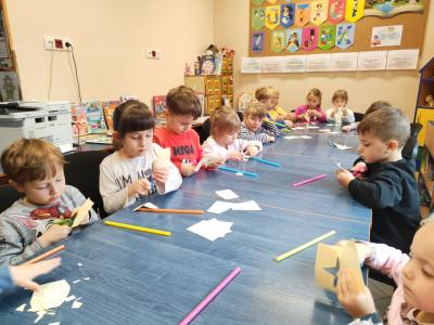 Dzieci przy stoliku wycinają gwiazdki..jpg
