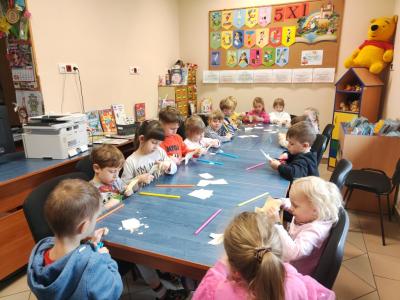 Dzieci przy stoliku wykonują różdżki..jpg