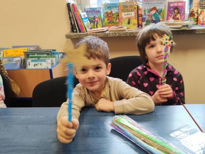 Dziewczynka i chłopiec trzymają swoje różdżki..jpg