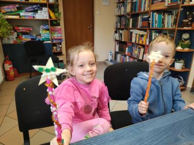 Dziewczynka i chłopiec ze swoimi różdżkami..jpg