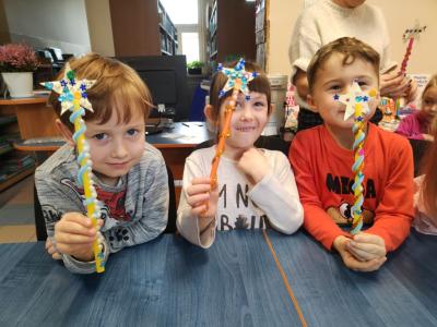 Dziewczynka i dwóch chłopców z różdżkami..jpg