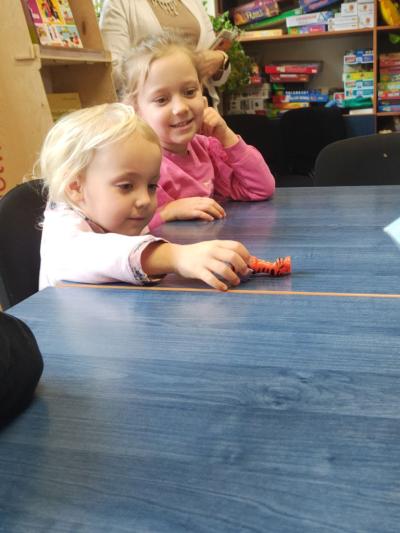 Dziewczynka ogląda wylosowaną figurkę..jpg