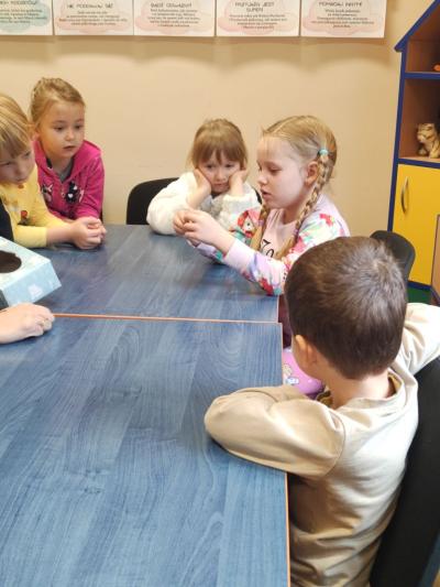 Dziewczynka ogląda wylosowany przedmiot..jpg