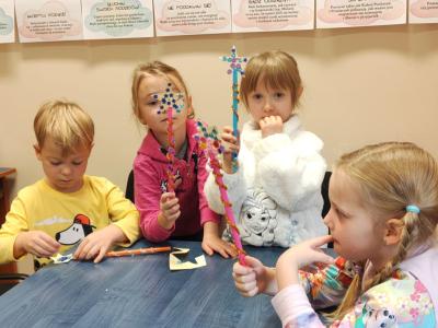 Trzy dziewczynki i chłopiec z róźdżkami..jpg