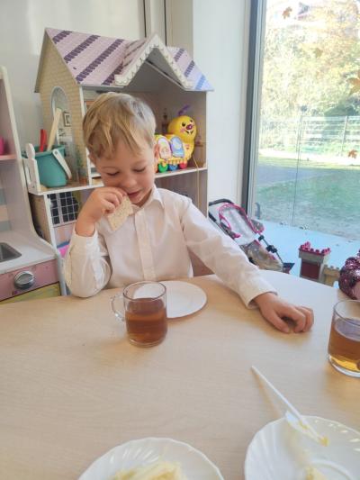 Chłopiec je kanapkę. (2).jpg