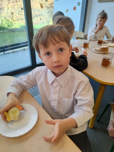 Chłopiec je kanapkę..jpg