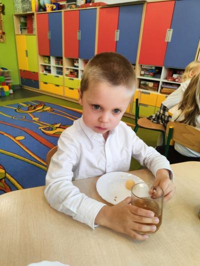 Chłopiec je kanapkę z jajkiem..jpg