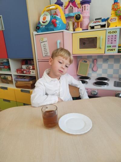 Chłopiec siedzi przy stoliku..jpg