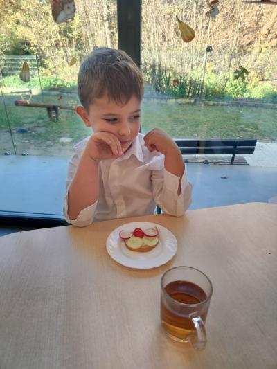 Chłopiec z kolorową kanapką..jpg