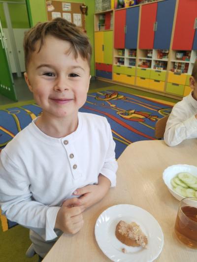 Chłopiec ze swoją kanapką..jpg