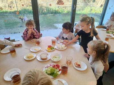 Cztery dziewczynki przygotowują kanapki..jpg