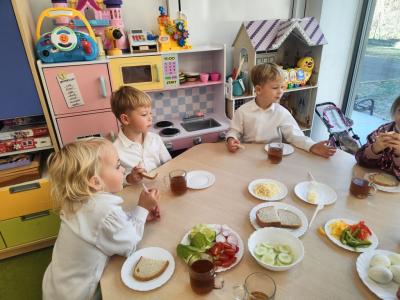 Dwóch chłopców i dziewczynka przygotowują kanapki..jpg