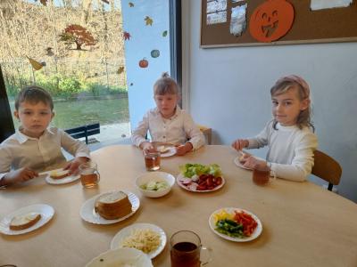 Dwie dziewczynki i chłopiec robią kanapki..jpg