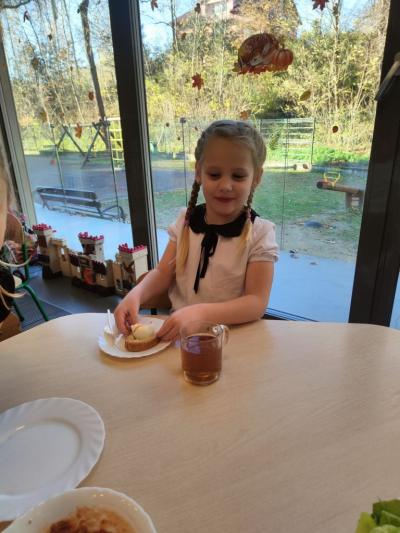 Dziewczynka je kanapkę..jpg