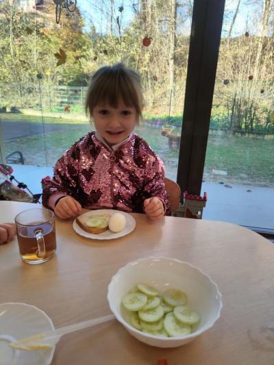 Dziewczynka je kanapkę z jajkiem i ogórkiem..jpg