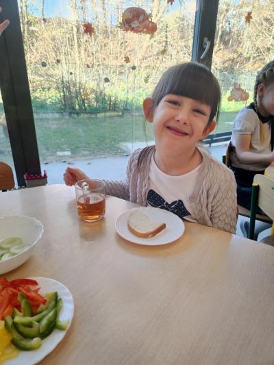 Dziewczynka je kanapkę z maslem..jpg