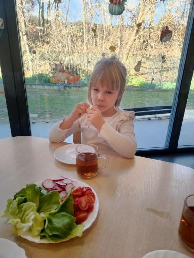 Dziewczynka je zdrową kanapkę..jpg