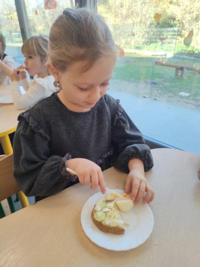 Dziewczynka kroi jajko na kanapkę..jpg