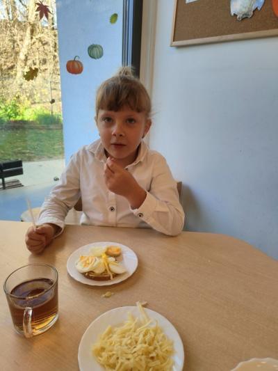 Dziewczynka przygotowuje kanapkę z jajkiem..jpg