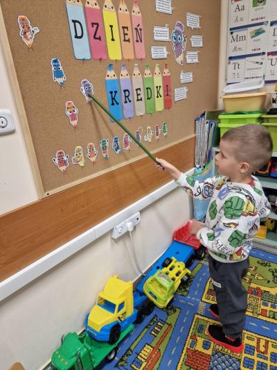 Chłopiec bawi się w odgadywanie.jpg