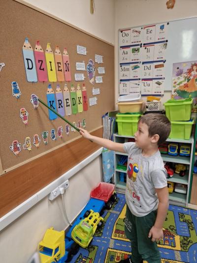 Chłopiec szuka kredki, do której pasuje dana cecha.jpg