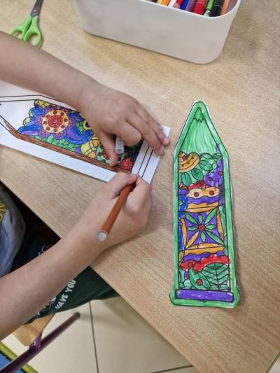 Dzieci ćwiczą kolorowanie i wycinanie.jpg