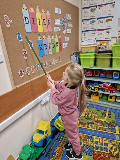 Dziewczynka szuka odpowiedzi na zagadkę .jpg