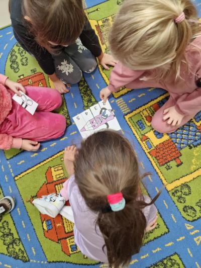 Układamy fioletową kredkę z puzzli.jpg