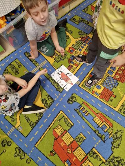 Układamy kredkę czerwoną z puzzli.jpg