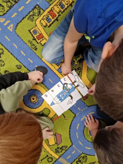 Układamy niebieską kredkę z puzzli.jpg